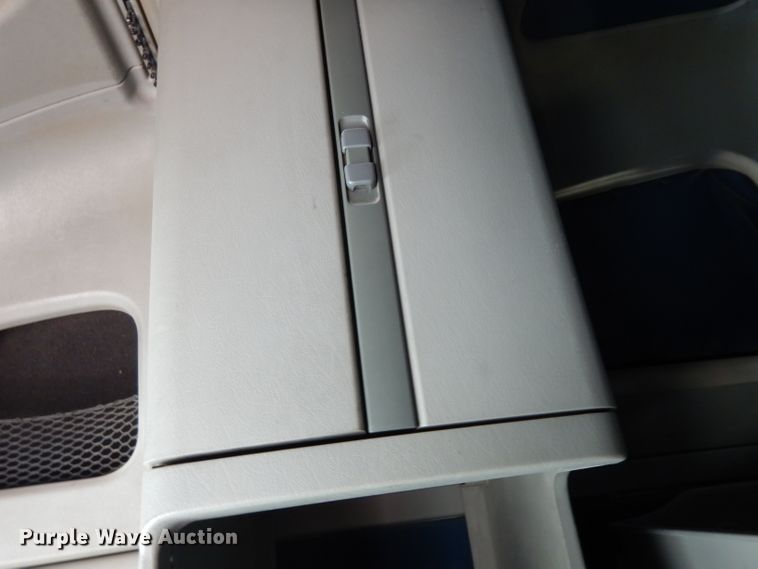 image for item DH2407 2004 Freightliner semi truck