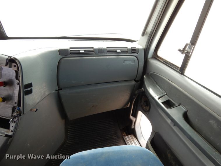 image for item DH2407 2004 Freightliner semi truck