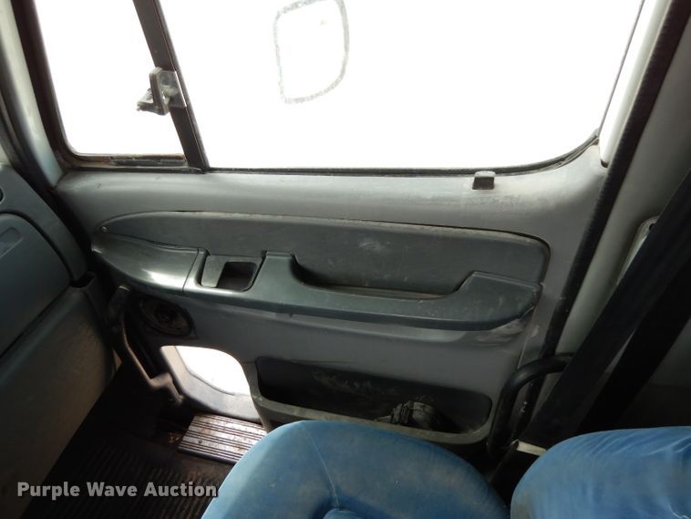 image for item DH2407 2004 Freightliner semi truck