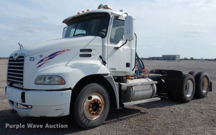 image for item DH2411 2007 Mack CXN semi truck