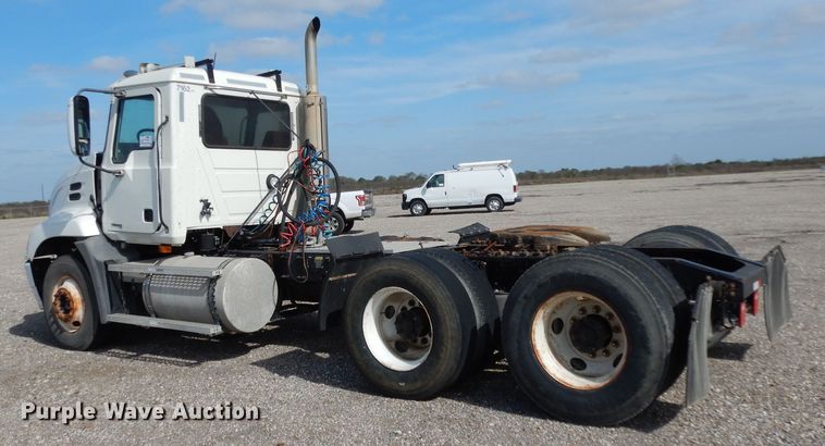 image for item DH2411 2007 Mack CXN semi truck