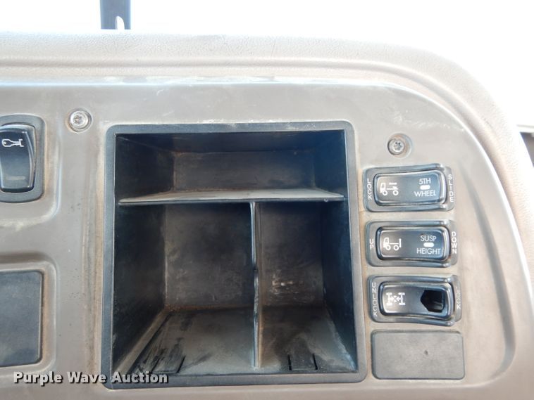 image for item DH2411 2007 Mack CXN semi truck