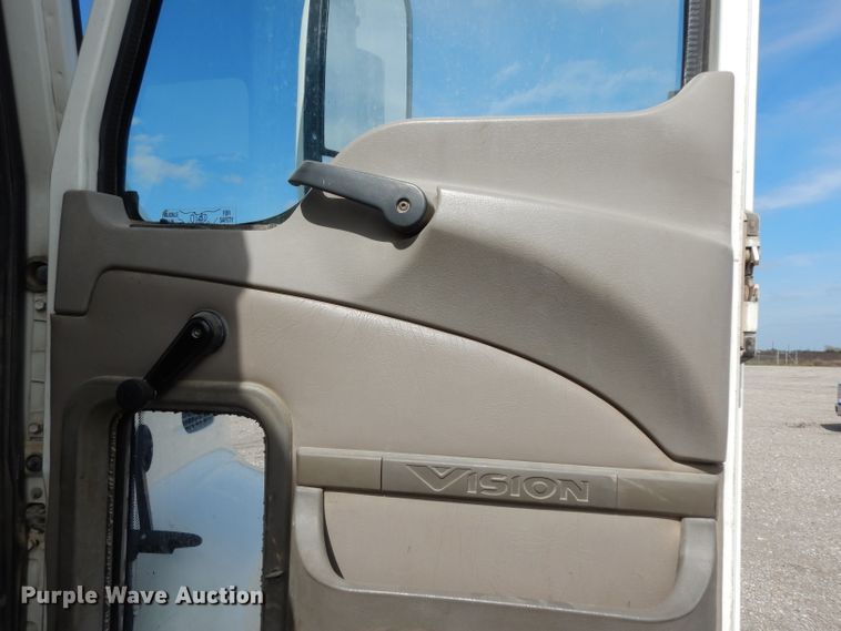 image for item DH2411 2007 Mack CXN semi truck