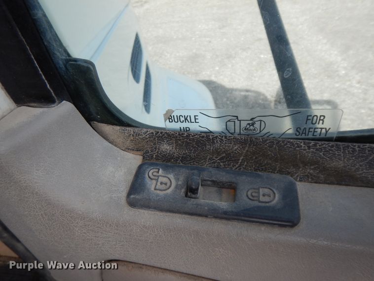 image for item DH2411 2007 Mack CXN semi truck