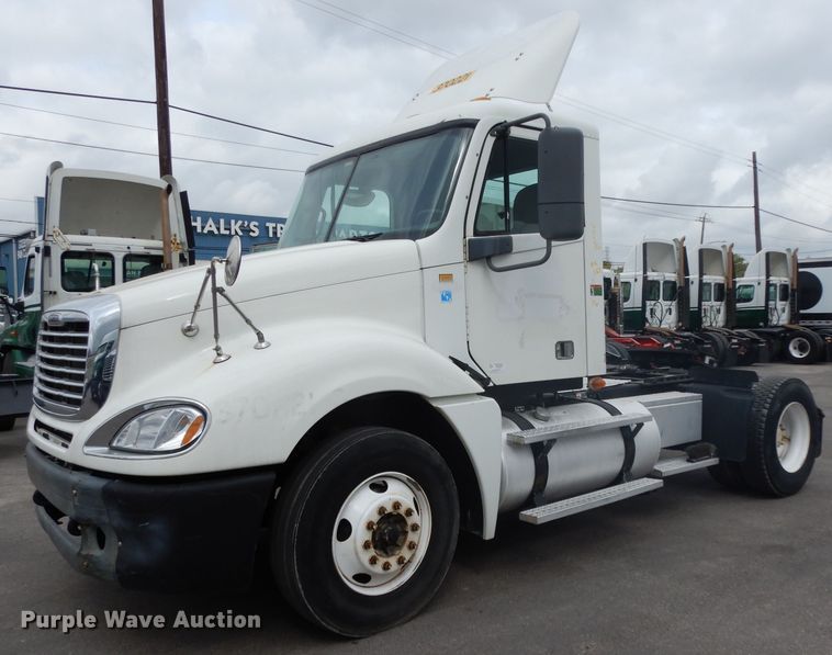 image for item DH2412 2007 Freightliner Columbia semi truck