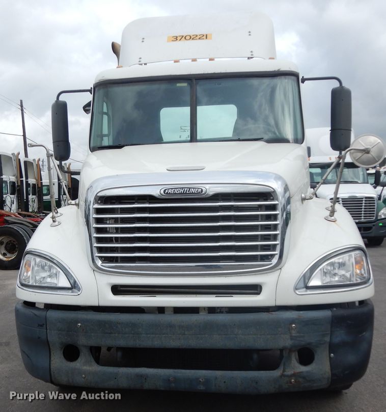 image for item DH2412 2007 Freightliner Columbia semi truck