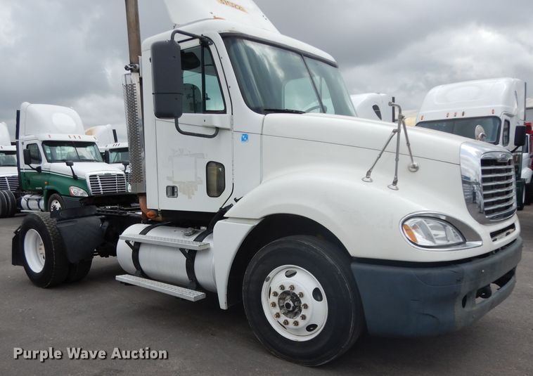 image for item DH2412 2007 Freightliner Columbia semi truck