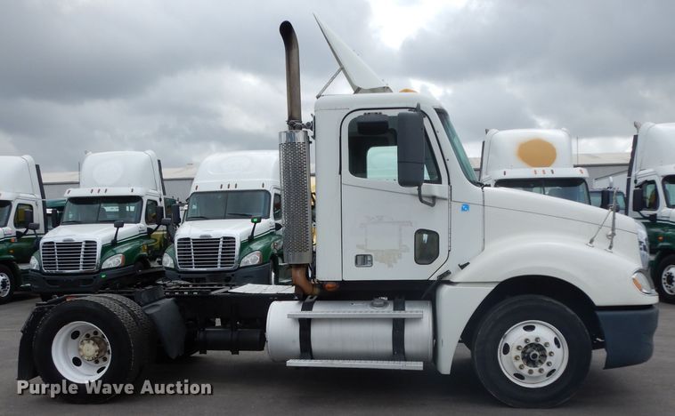 image for item DH2412 2007 Freightliner Columbia semi truck