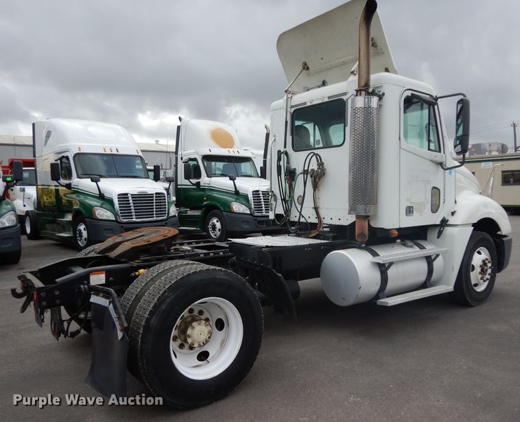 image for item DH2412 2007 Freightliner Columbia semi truck