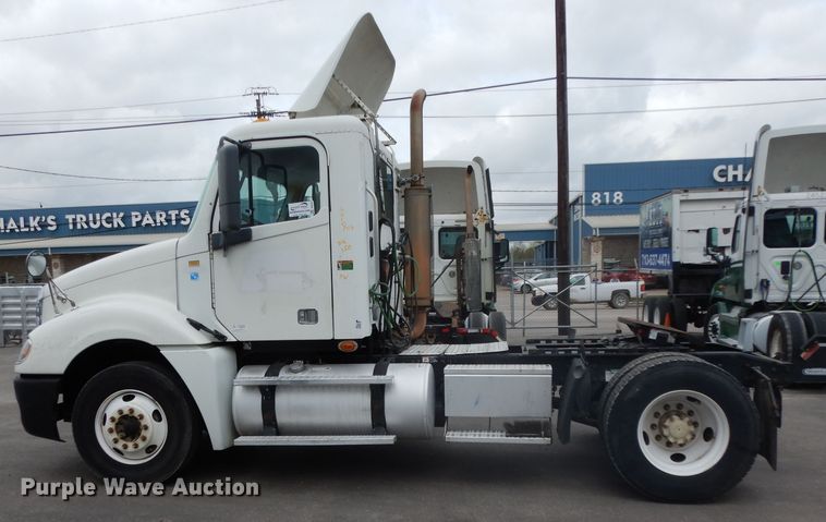 image for item DH2412 2007 Freightliner Columbia semi truck