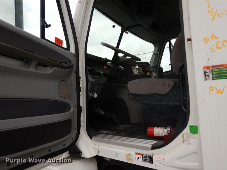 image for item DH2412 2007 Freightliner Columbia semi truck