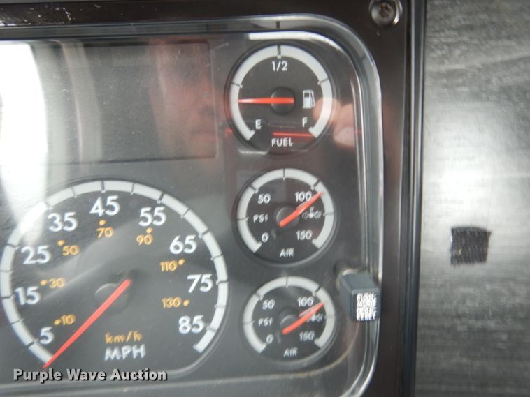 image for item DH2412 2007 Freightliner Columbia semi truck