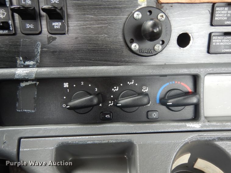 image for item DH2412 2007 Freightliner Columbia semi truck