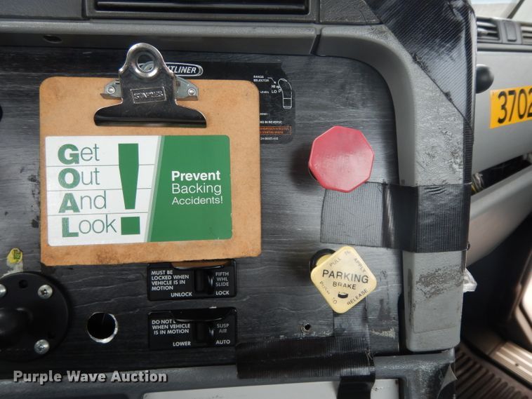 image for item DH2412 2007 Freightliner Columbia semi truck