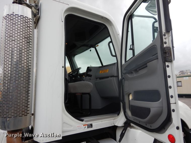 image for item DH2412 2007 Freightliner Columbia semi truck
