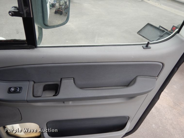 image for item DH2412 2007 Freightliner Columbia semi truck