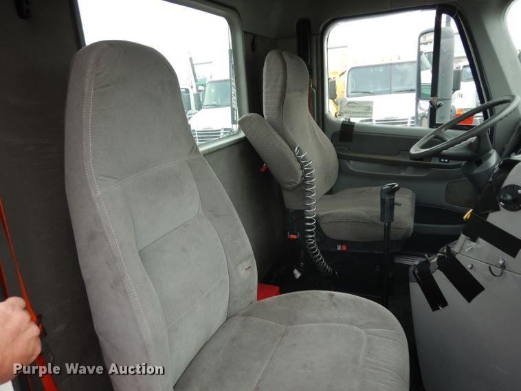 image for item DH2412 2007 Freightliner Columbia semi truck