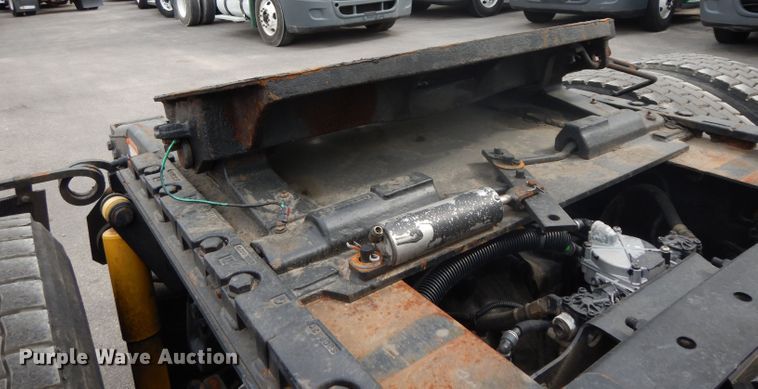 image for item DH2412 2007 Freightliner Columbia semi truck