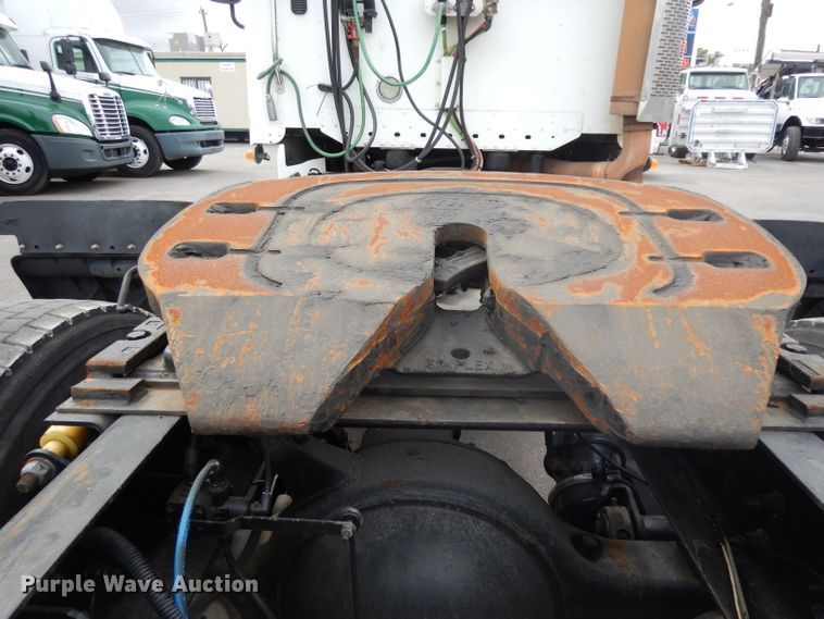 image for item DH2412 2007 Freightliner Columbia semi truck