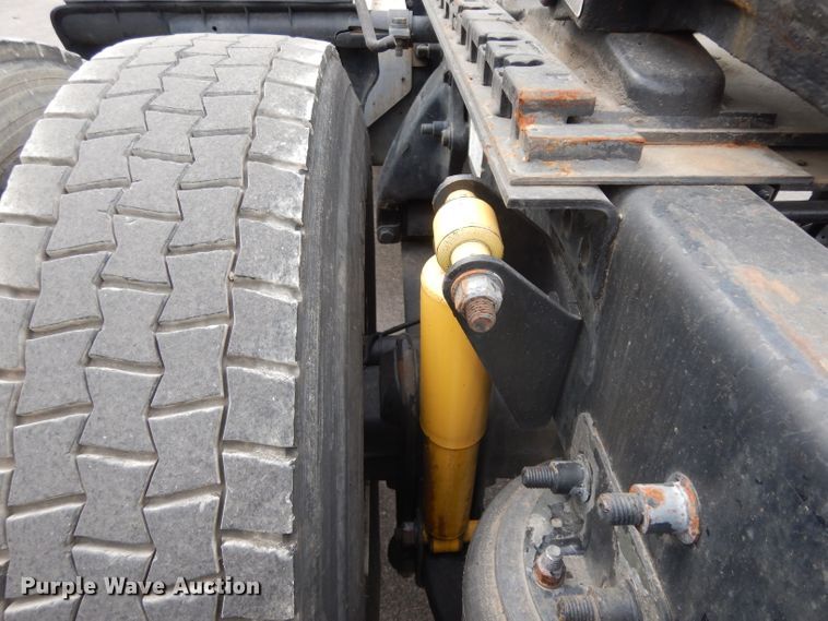 image for item DH2412 2007 Freightliner Columbia semi truck