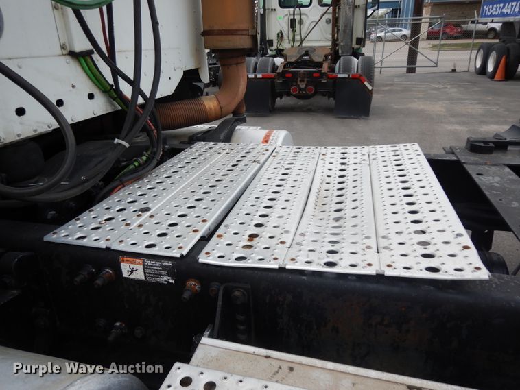 image for item DH2412 2007 Freightliner Columbia semi truck