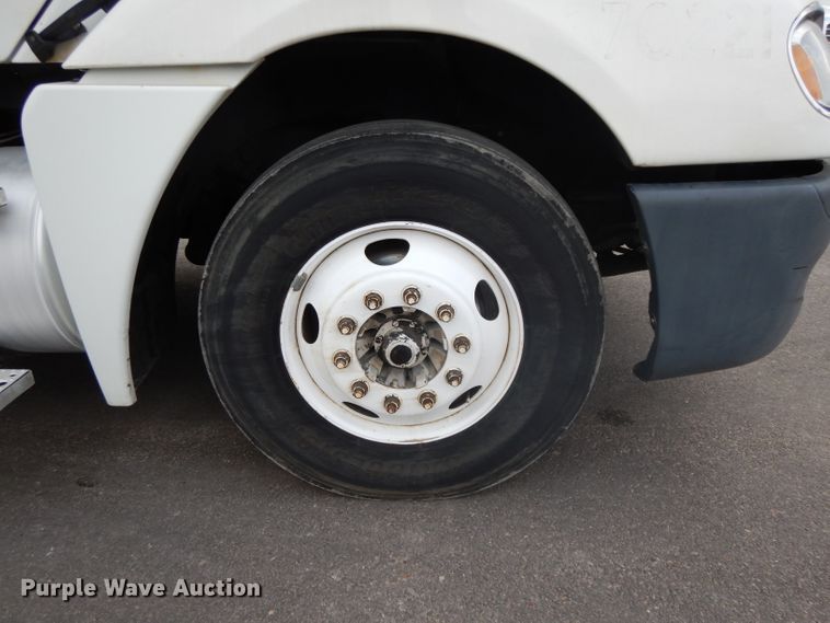 image for item DH2412 2007 Freightliner Columbia semi truck