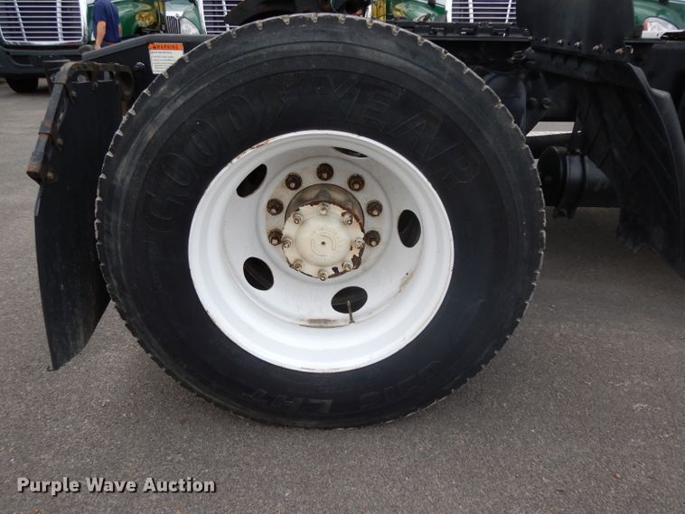 image for item DH2412 2007 Freightliner Columbia semi truck