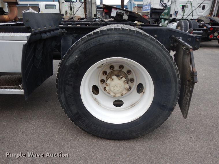 image for item DH2412 2007 Freightliner Columbia semi truck