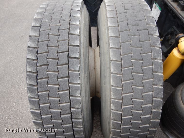 image for item DH2412 2007 Freightliner Columbia semi truck