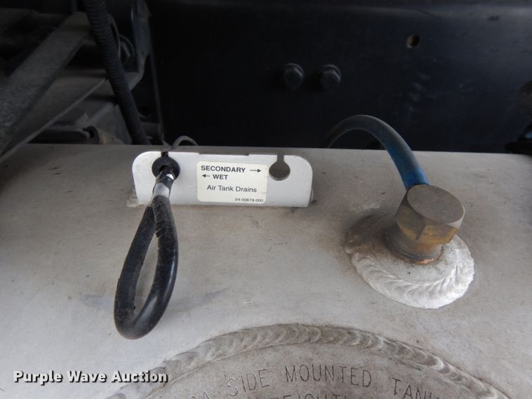 image for item DH2412 2007 Freightliner Columbia semi truck