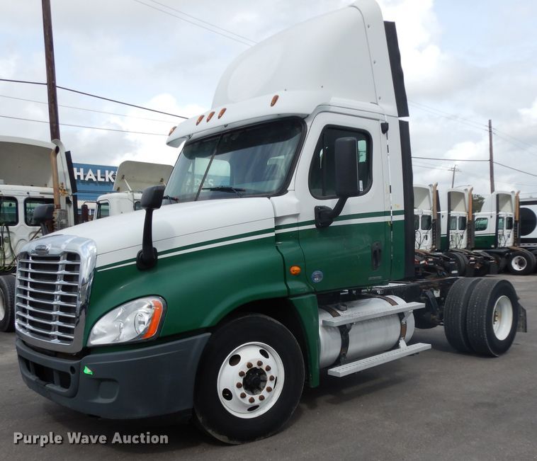 image for item DH2413 2009 Freightliner Cascadia semi truck