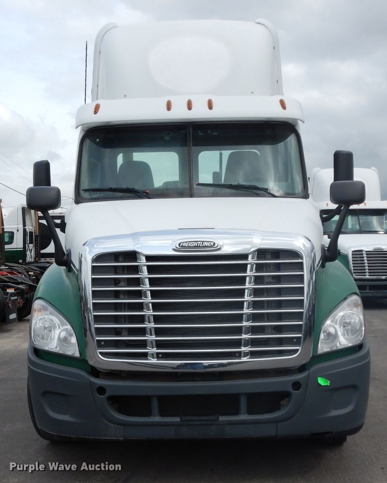 image for item DH2413 2009 Freightliner Cascadia semi truck