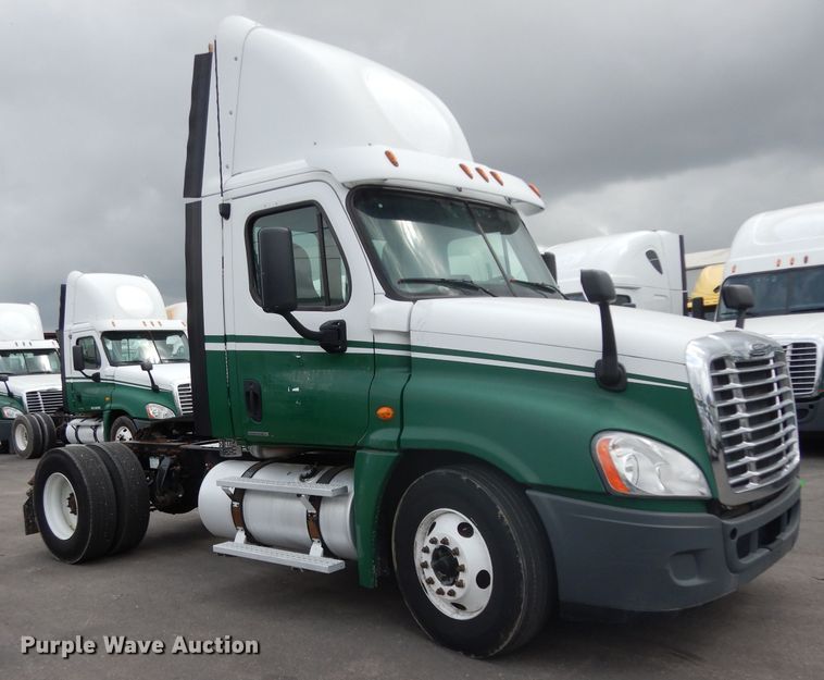 image for item DH2413 2009 Freightliner Cascadia semi truck