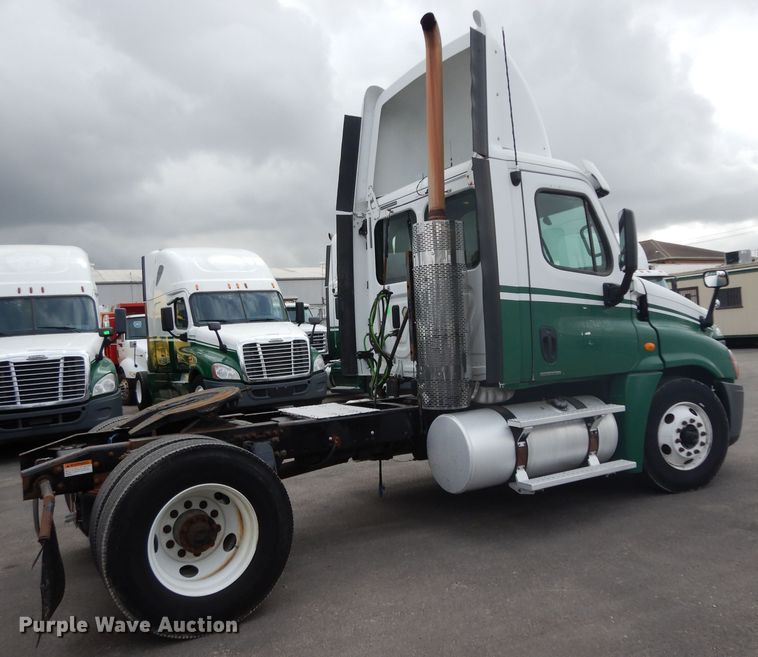image for item DH2413 2009 Freightliner Cascadia semi truck