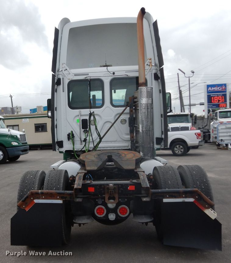 image for item DH2413 2009 Freightliner Cascadia semi truck