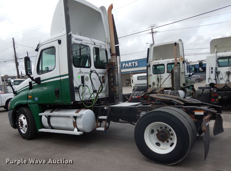image for item DH2413 2009 Freightliner Cascadia semi truck