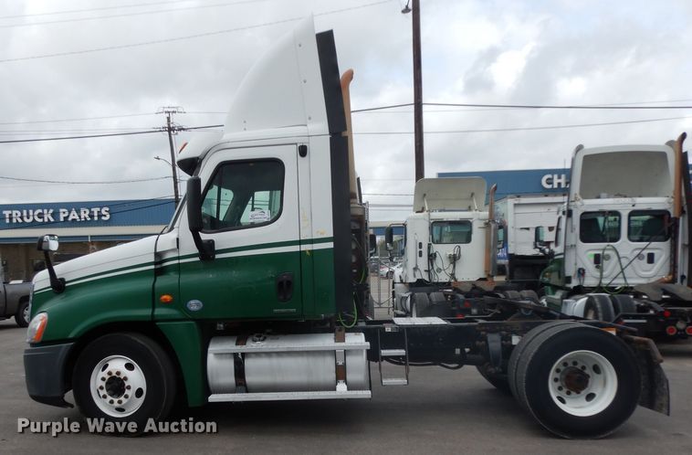 image for item DH2413 2009 Freightliner Cascadia semi truck