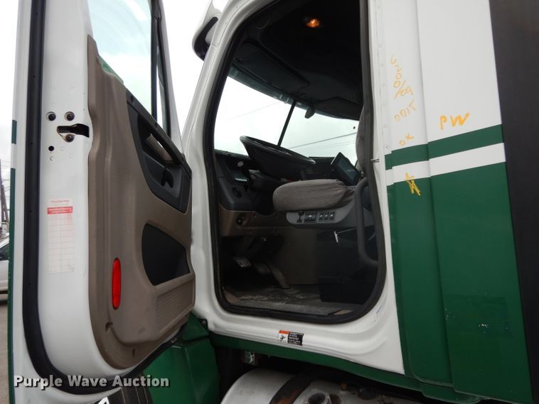 image for item DH2413 2009 Freightliner Cascadia semi truck