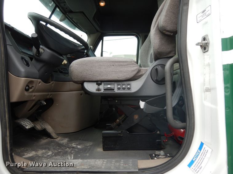 image for item DH2413 2009 Freightliner Cascadia semi truck