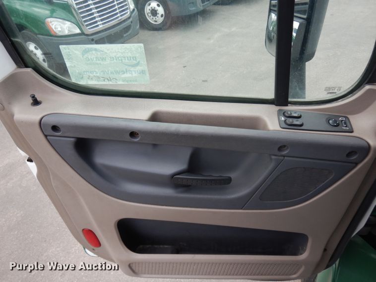 image for item DH2413 2009 Freightliner Cascadia semi truck