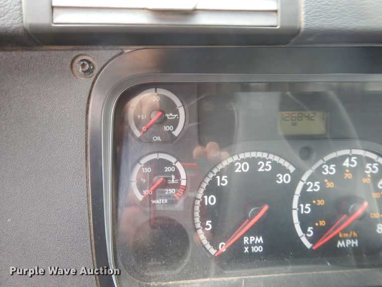 image for item DH2413 2009 Freightliner Cascadia semi truck