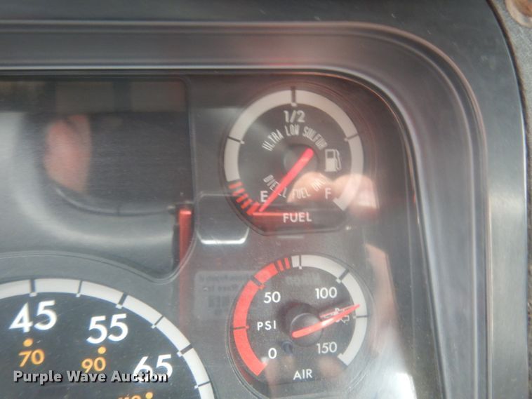 image for item DH2413 2009 Freightliner Cascadia semi truck