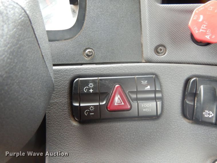 image for item DH2413 2009 Freightliner Cascadia semi truck