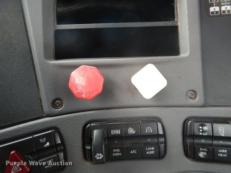 image for item DH2413 2009 Freightliner Cascadia semi truck