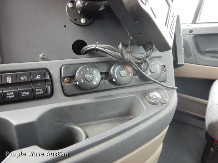 image for item DH2413 2009 Freightliner Cascadia semi truck