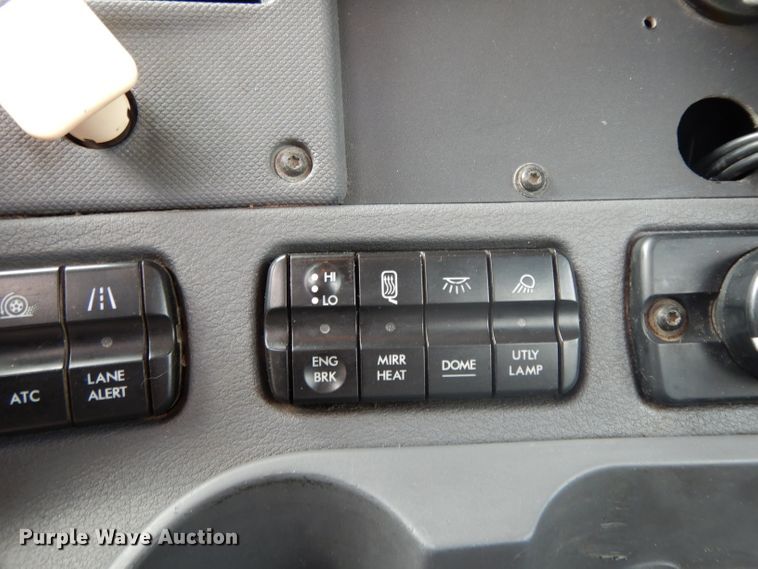 image for item DH2413 2009 Freightliner Cascadia semi truck