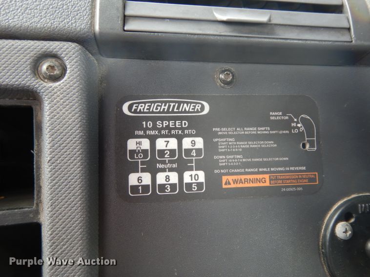 image for item DH2413 2009 Freightliner Cascadia semi truck