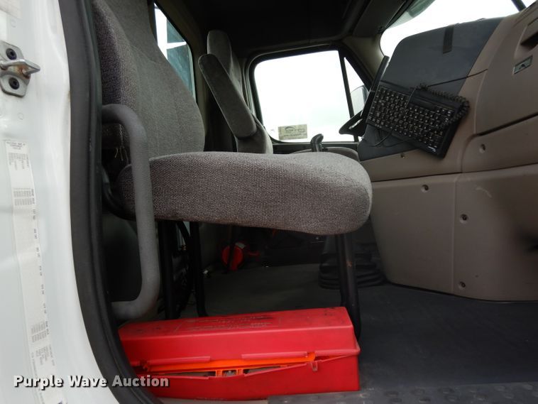 image for item DH2413 2009 Freightliner Cascadia semi truck