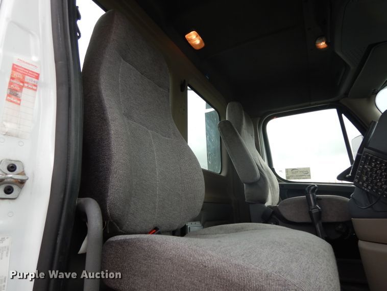 image for item DH2413 2009 Freightliner Cascadia semi truck