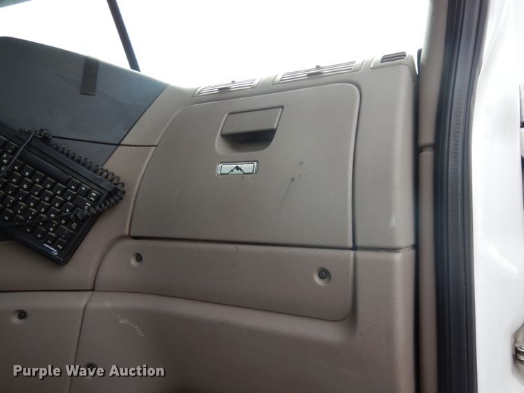 image for item DH2413 2009 Freightliner Cascadia semi truck